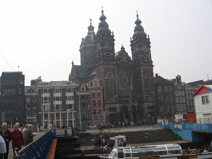 Amsterdam 29.jpg - Der Hauptbahnhof „Amsterdam Centraal“ liegt im Zentrum der Stadt, von ihm aus verbinden die Züge der Bahngesellschaft die Hauptstadt mit allen Provinzen der Niederlande.